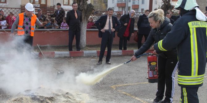 Öğretmenlere Yangın Söndürme Ve Kurtarma Tatbikatı Yaptırıldı