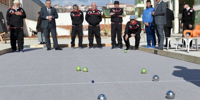 Uşak Valisi Okur Yaşlılarla Bocce Oynayıp Ok Attı