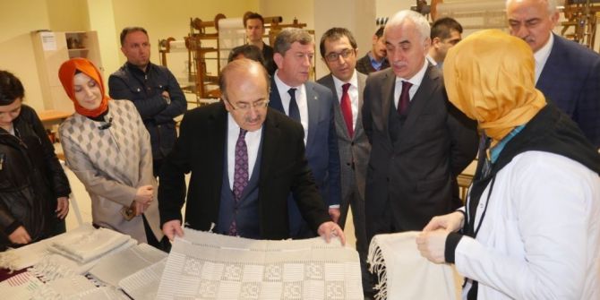 Başkan Gümrükçüoğlu’ndan Yöresel El Sanatları Kurs Merkezine Ziyaret