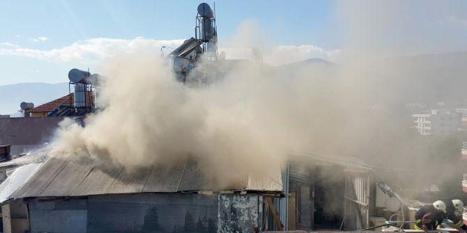 Kumluca’da Çatı Yangını