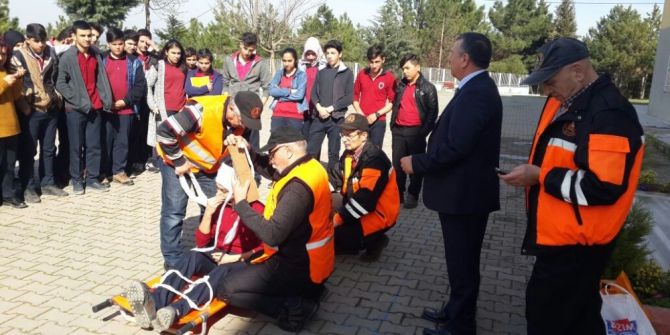 Altınova Okullarında Deprem Tatbikatı