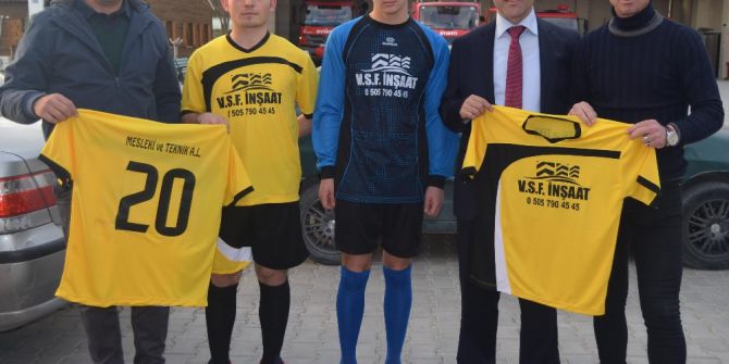 Hayırsever İşadamından Öğrencilere Forma Desteği