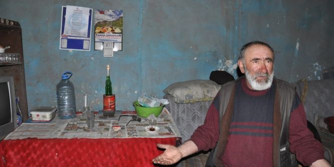 Kars’ta Kalp Hastası Yaşlı Adam Mum Işığında Yaşam Mücadelesi Veriyor