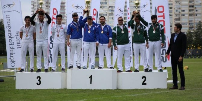 İzmir’e Çifte Şampiyonluk