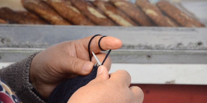 Hem Simit Satıyor Hem De Örgü Örüyor