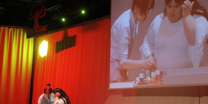 Down Sendromlu Çocuklar Tiyatro Gösterisi Sergiledi