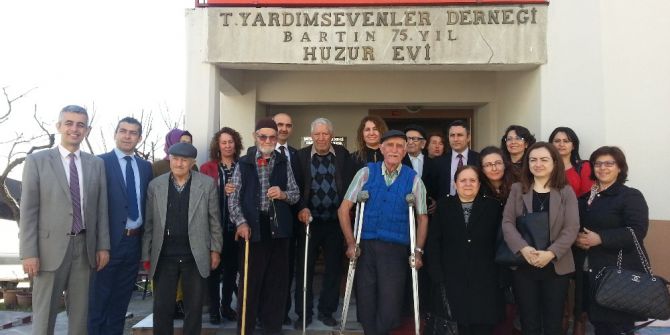 Sağlık Personelinden Huzurevi Ziyareti