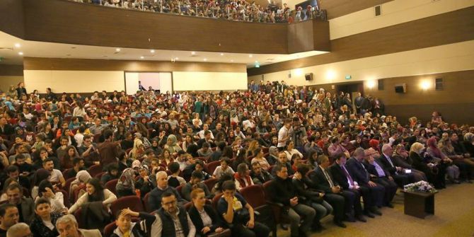 ’Tuhaf Bir Pazar Günü’ İsimli Tiyatro Oyunu Kütahya’da Da Sahnelendi