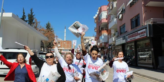 Ak Kadınlar Didim Sokaklarında ‘Evet’ Çağrısı Yaptı
