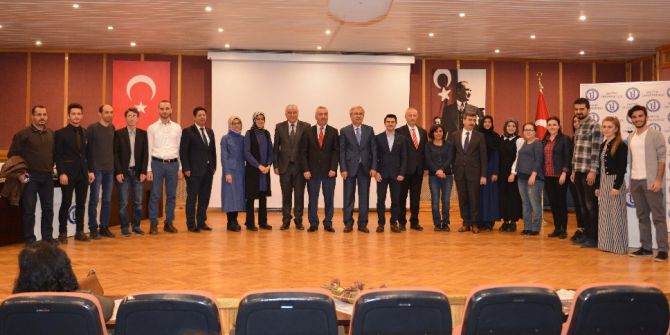 Bü Öğrencileri Şiir Okuyarak Yarıştı