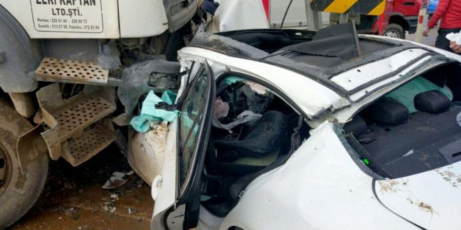 Kamyon Otomobili Biçti: 2 Yaralı