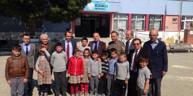 Burhaniye’de Okuma Saatlerine Bürokratlarda Katıldı