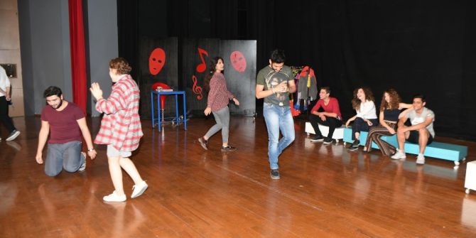 “Oynamak Ya Da Oynamamak İşte Bütün Mesele Bu” Adlı Oyun Seyirciyle Buluştu