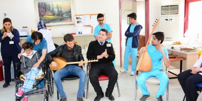 Kanser Hastaları Bağlama Eşliğinde Şarkı Söyleyip Halay Çekti
