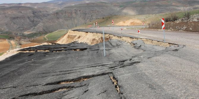Siirt’te Asfalt Yol Heyelan Sebebiyle Çöktü