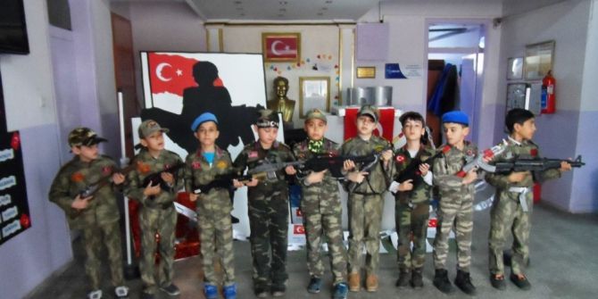 Altınova Atatürk İlkokulu Öğrencileri Gazilerle Buluştu