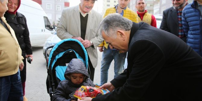 Başkan Memduh Büyükkılıç, "Dünya Milletlerinin Alışverişte Ortak Noktası Semt Pazar Yerleri"
