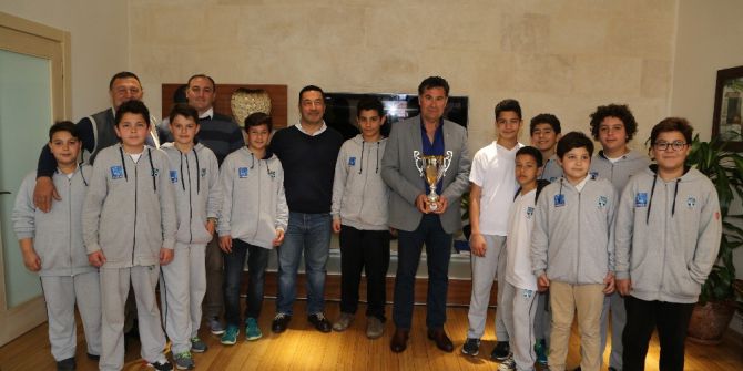 Başkan Kocadon, Şampiyon Minikleri Ağırladı