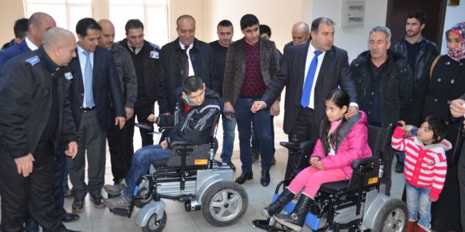 Sağlık Çalışanlarından Engellilere Akülü Sandalye