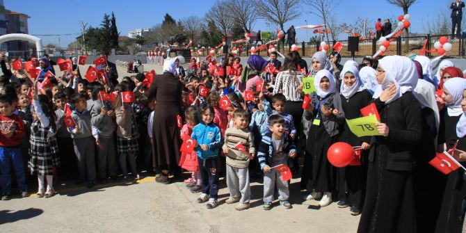 Mülteci Çocuklar Barışın Sembolü Zeytin Fidanlarını Toprakla Buluşturdu