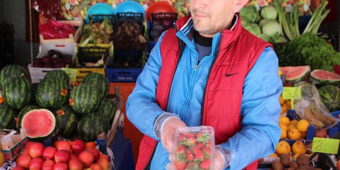 Kilosu 15 Liradan Satılan Çilek El Yakmaya Devam Ediyor