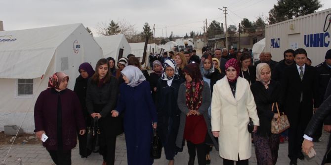 Bakan Akdağ’ın Eşi Depremzedeleri Yalnız Bırakmadı