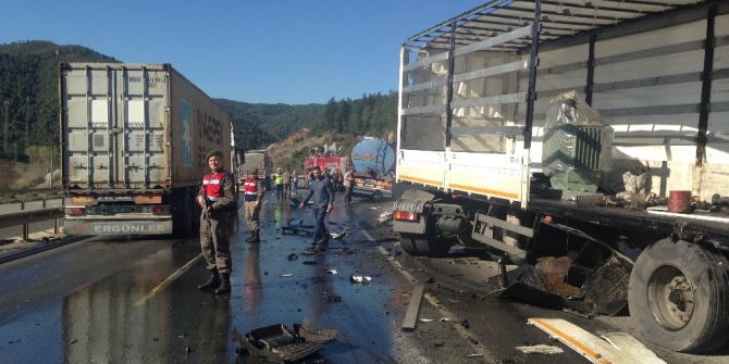 Osmaneli’de 2 Tır Çarpıştı