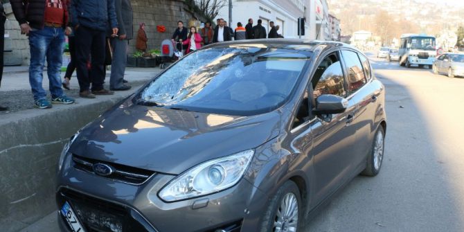 Otomobil Yayalara Çarptı: 1 Ölü, 1 Yaralı