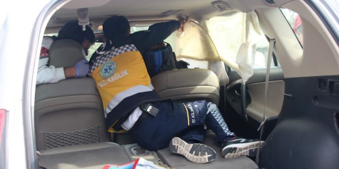 Sıkıştığı Araçtan Güçlükle Çıkarıldı