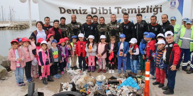 Dalgıçlar Deniz Altını, Çocuklar Plajı Temizledi