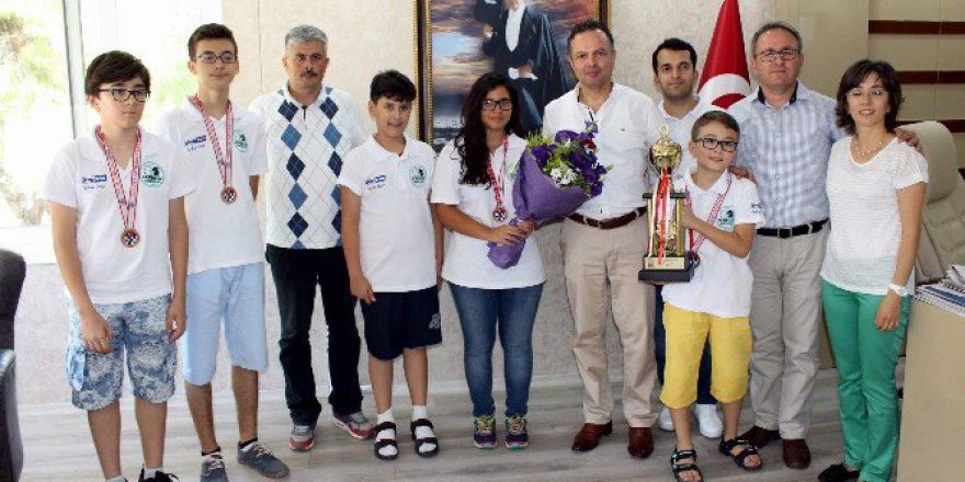 Turkuaz Satranç Kulübü 1. Lig Sevincini Savaş Duman İle Paylaştı