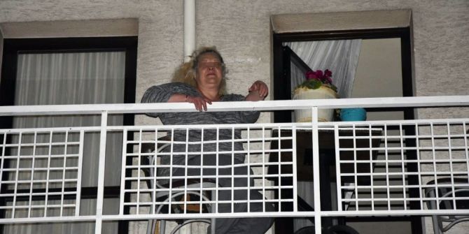 Ak Partili Kadınlara Saksı Atıldı