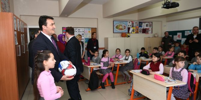 Dündar’dan Seçim Vaatlerini Yerine Getiremeyen 9 Yaşındaki Okul Başkanına Destek