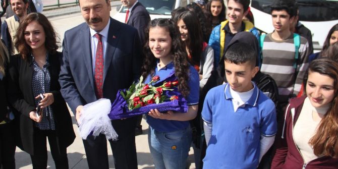 Öğrenciler Emniyet Müdüründen İmza İstedi