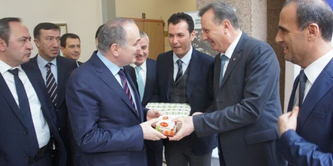 Aydın Kestanesi Ve Aydın İnciri Bakan Özlü’ye İkram Edildi