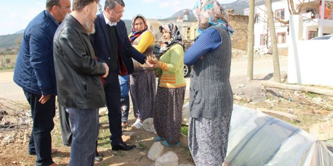 Doktor Başkan Vatandaşı Ücretsiz Muayene Ediyor