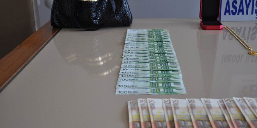 Gurbetçi Çifti 52 Bin Lira Dolandırdı, Yolda Yürürken Polisin Şüphelenmesi Üzerine Yakalandı