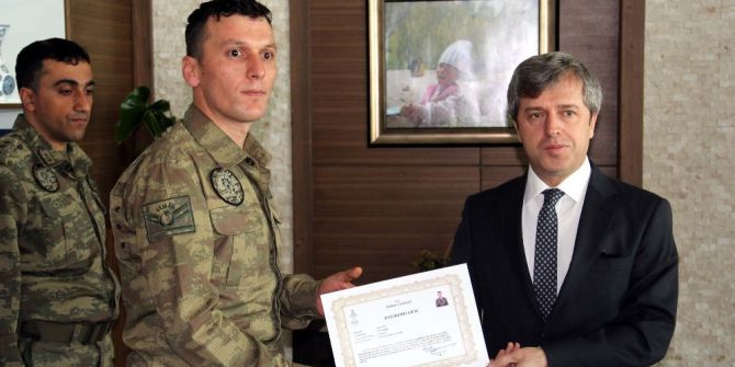 Vali Çınar’dan Operasyondaki Askere Takdirname