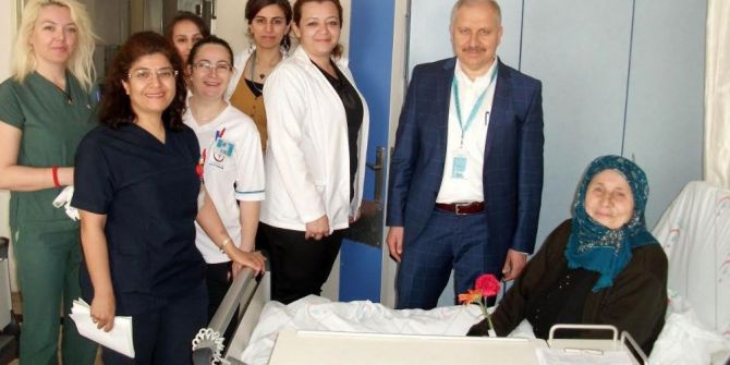 Sağlık Çalışanlarından Yaşlı Hastalara Ziyaret
