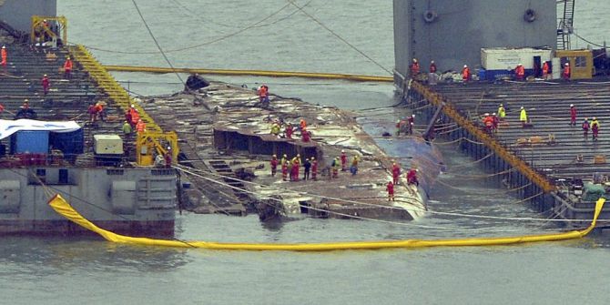 Güney Kore, 304 Kişinin Öldüğü Batık Feribotu Çıkarıyor