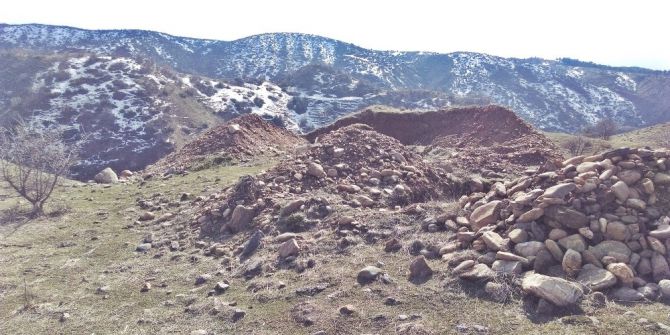 Defineciler Tarihi Yerleri Talan Ediliyor