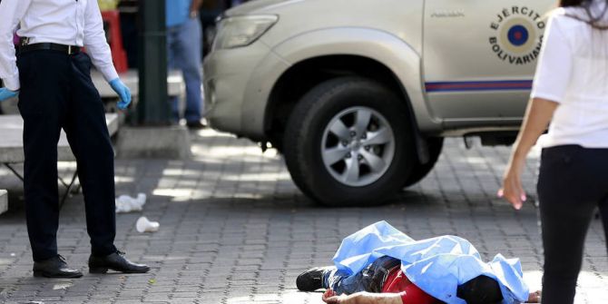 Venezuela’da Sokak Çocukları 2 Askeri Öldürdü