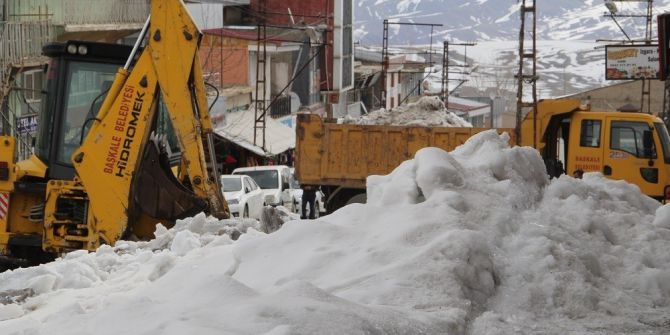 Başkale’de Kar Ve Buz Kütlelerini Temizleme Çalışması