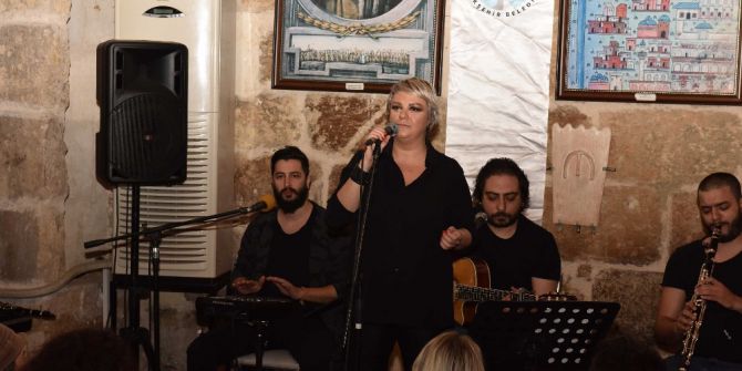 Ünlülerin Vokalisti Gülden Taşkın Tarihi Konakta Nostalji Yaşattı