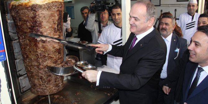 Bakan Özlü ‘İzmir Gevreği’ Yedi