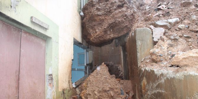 Beytüşşebap’ta Öğretmen Lojmanına Kaya Düştü