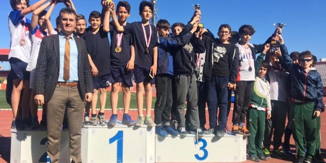 Biga Ortaokulu Atletizm Küçük Erkek Takımı Şampiyon