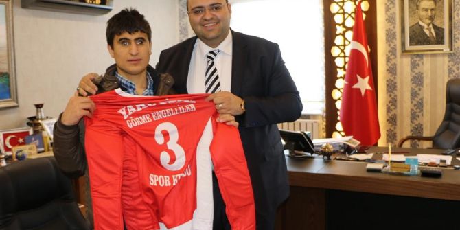 Başkan Orhan’dan Engellilere Forma Desteği