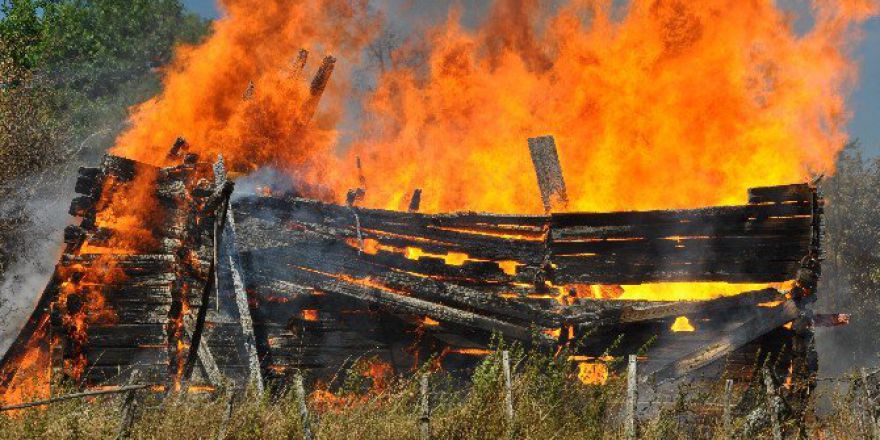 Kastamonu’da İki Katlı Ahşap Alev Alev Yandı