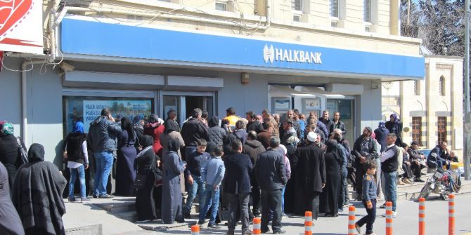 Suriyeliler 100 Tl’lik Bankamatik Kartı İçin Banka Önünde Uzun Kuyruklar Oluşturdu